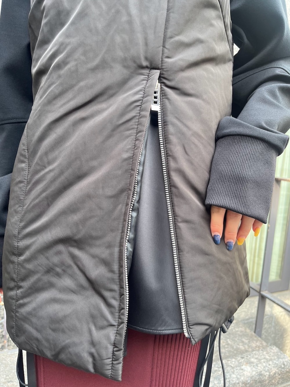 ブラウン系のスカート、ブラック系のTシャツ/カットソー、シルバー系のブーツを着用したレディースの秋コーディネートの4枚目の写真