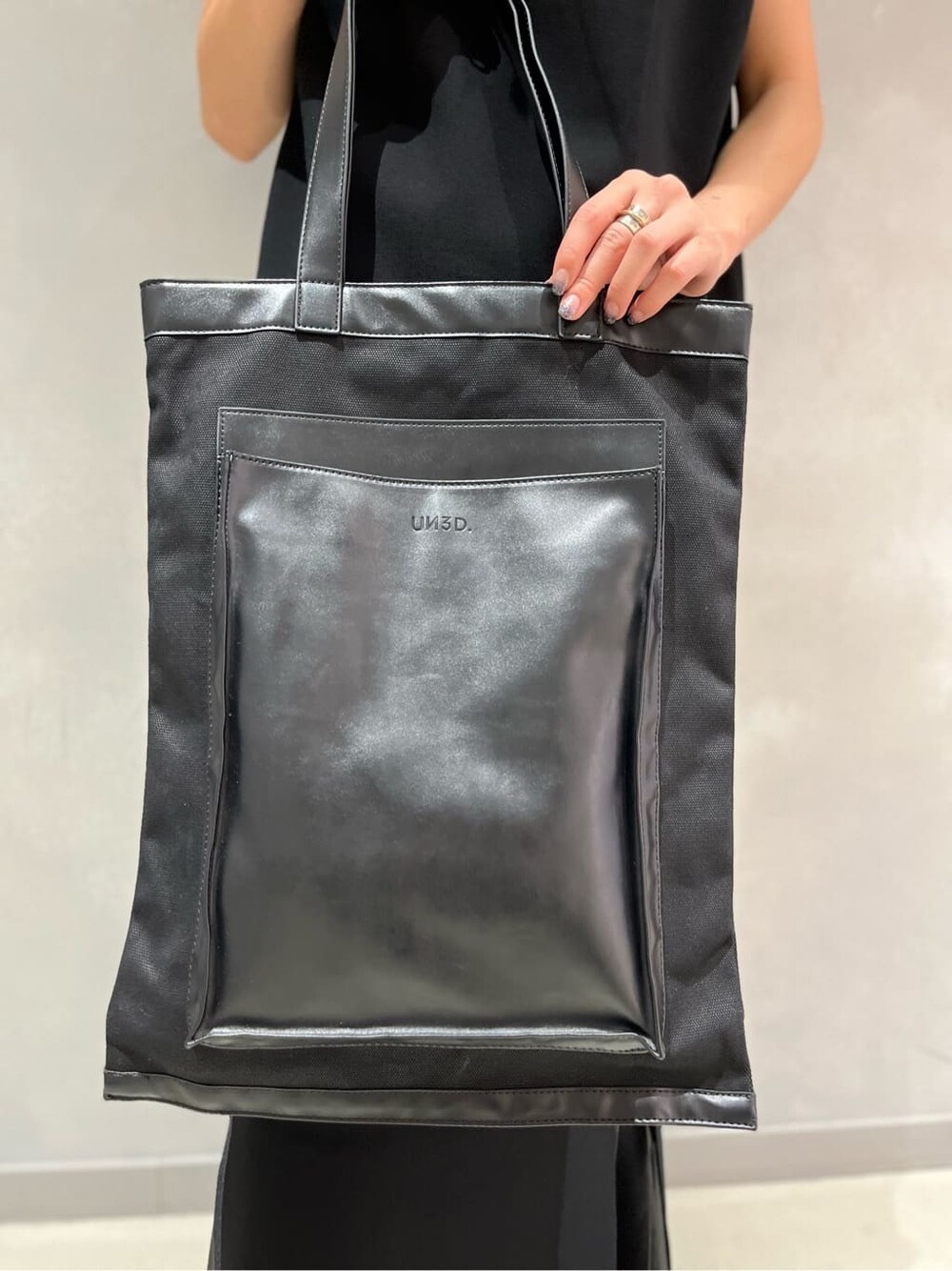 ブラック系のスカート、ブラック系のワンピース、その他のイヤリングを着用したレディースの夏コーディネートの6枚目の写真