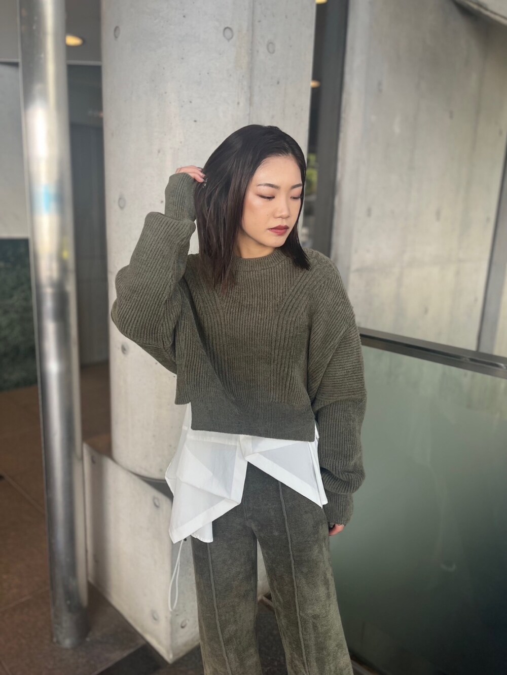 グリーン系のニット/セーター、グリーン系のその他パンツ、ホワイト系のシャツ/ブラウスを着用したレディースの秋コーディネートの3枚目の写真