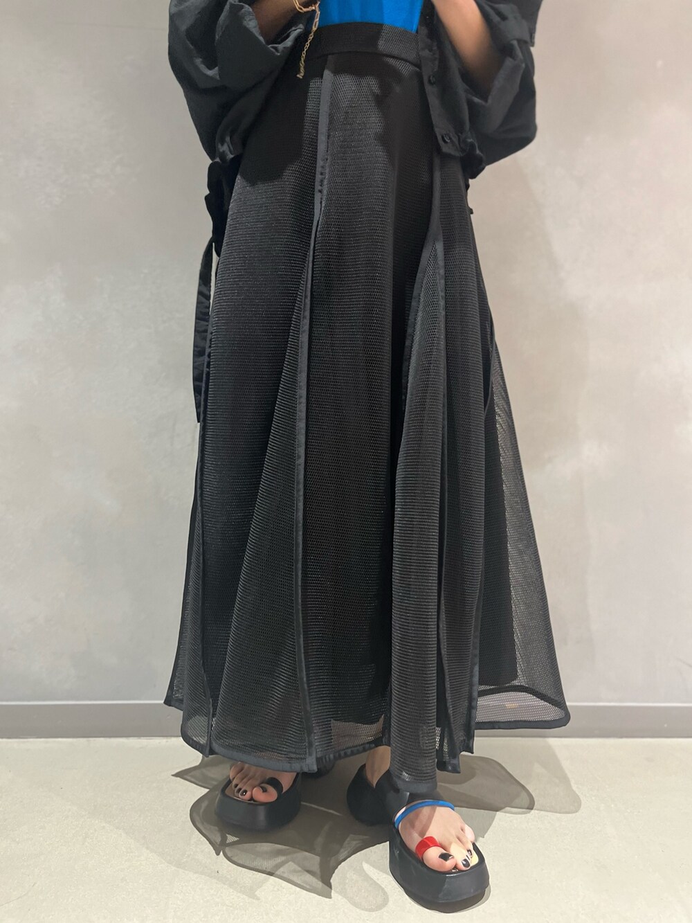 ブラック系のシャツ/ブラウス、ブラック系のタンクトップ、ブラック系のスカートを着用したレディースの夏コーディネートの9枚目の写真