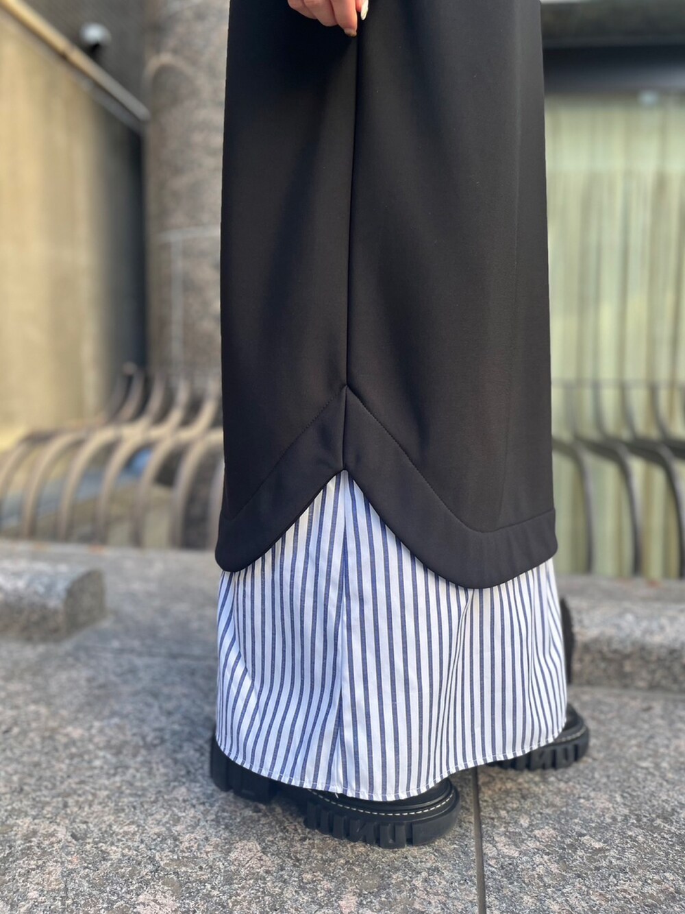 ブラック系のブーツ、ブラック系のワンピースを着用したレディースの冬コーディネートの7枚目の写真