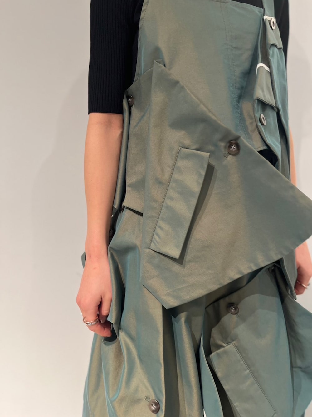 グリーン系のスカート、ベージュ系のキャミソール、ブラック系のサンダルを着用したレディースの冬コーディネートの6枚目の写真