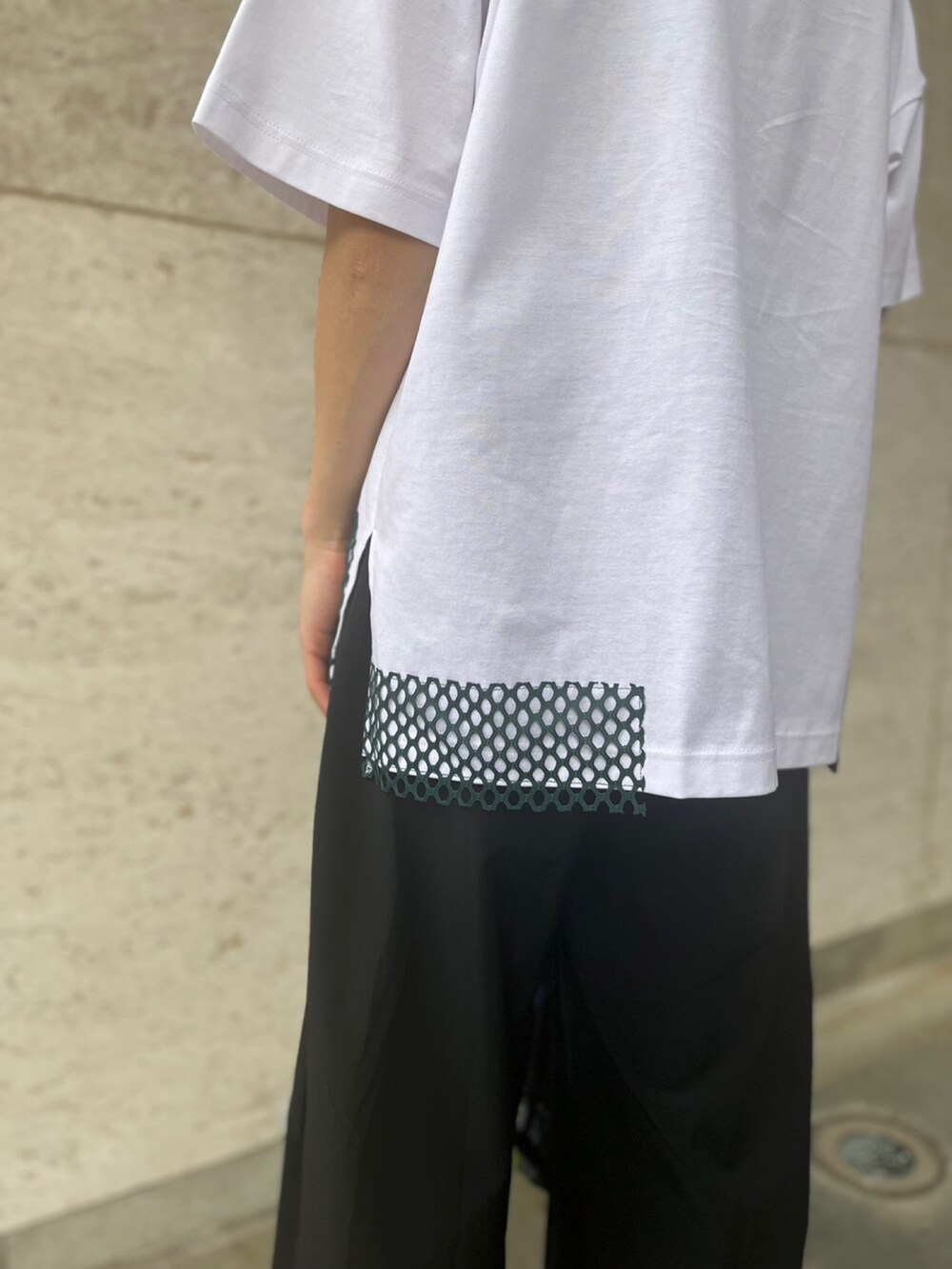 ホワイト系のTシャツ/カットソー、ブラック系のその他パンツ、イエロー系のサンダルを着用したレディースの春コーディネートの7枚目の写真