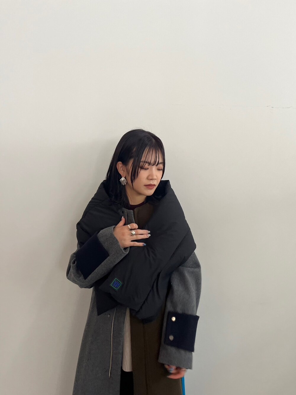「モード、モード系、モードカジュアル、アウター、ロングコート、ダウンマフラー、重ね着、カジュアルコーデ、骨格ウェーブ、イエベ、159cm、UN3D.、UN3D.コーデ、アンスリード」｜「UN3D.のダウンマフラー（マフラー、ブラック系）」を使った、RINOさん（レディース・159cm）の夏コーディネートの3枚目の写真