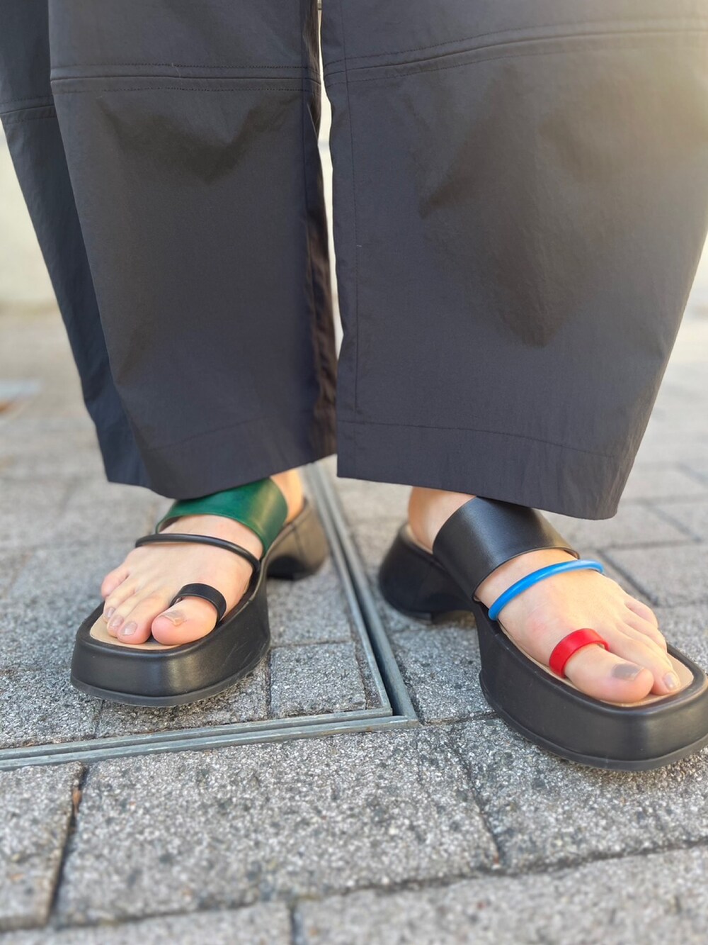 ブラック系のキャミソール、ブラック系のその他パンツ、その他のサンダルを着用したレディースの冬コーディネートの7枚目の写真