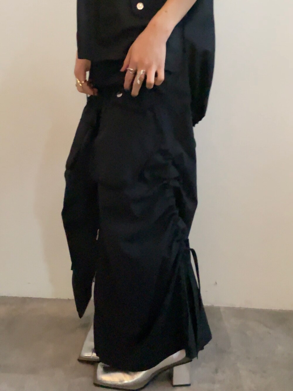 ブラック系のスカート、ブラック系のTシャツ/カットソー、シルバー系のブーツを着用したレディースの冬コーディネートの4枚目の写真