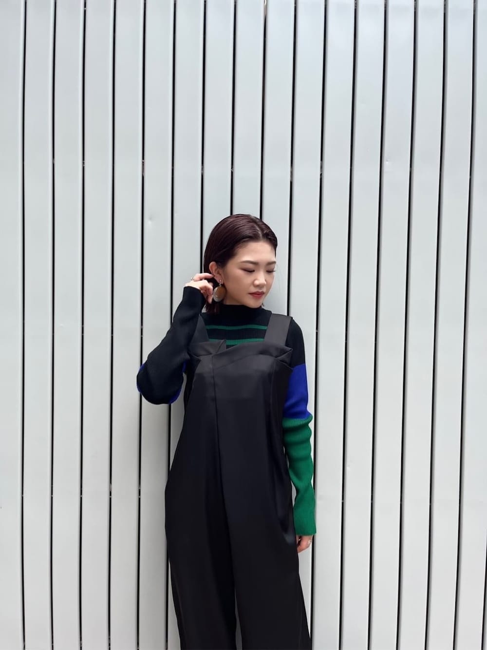 ブラック系のつなぎ/オールインワン、ブラック系のニット/セーター、その他のパンプスを着用したレディースの夏コーディネートの3枚目の写真