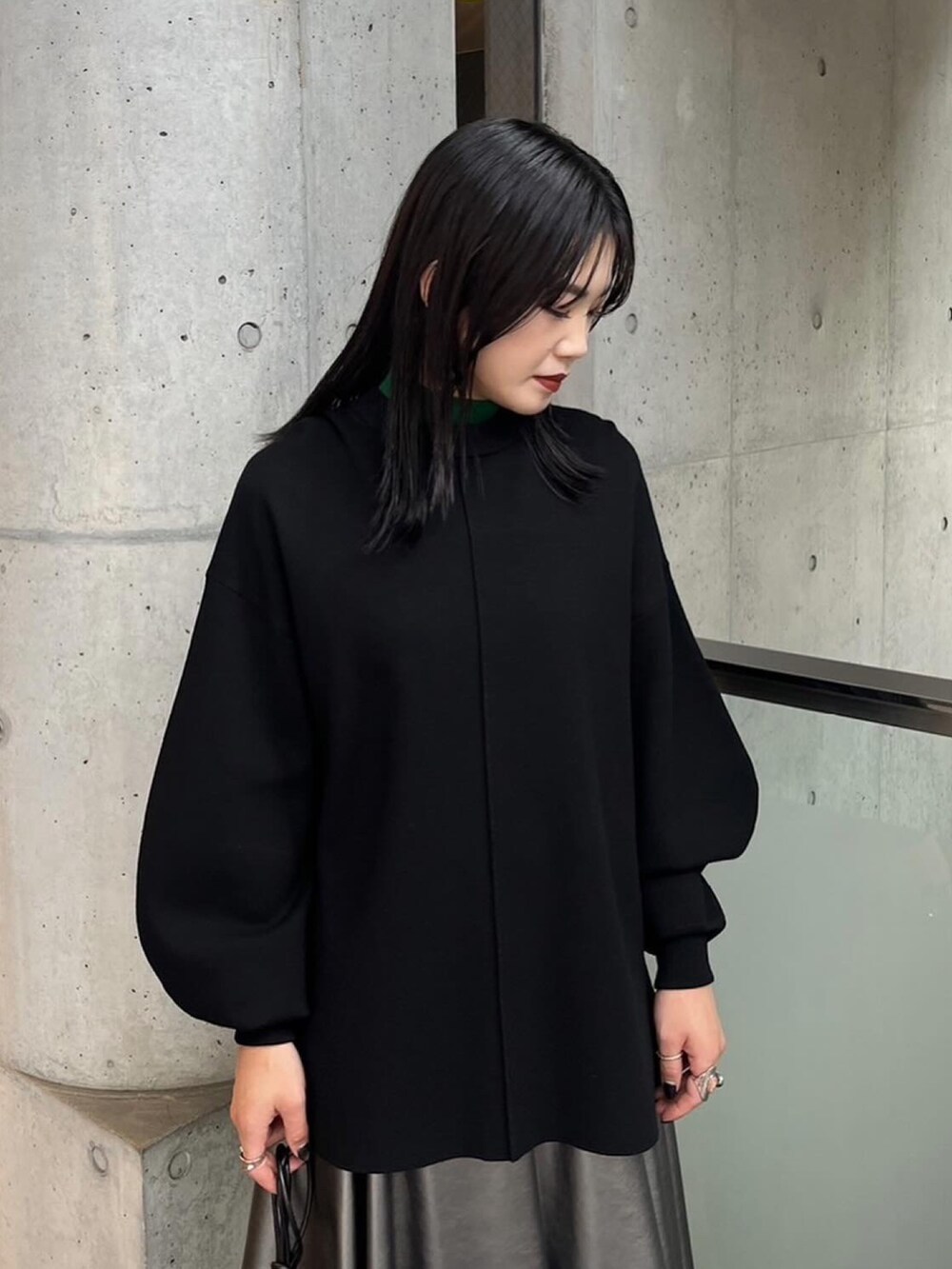 シルバー系のその他パンツ、ブラック系のニット/セーター、その他のショルダーバッグを着用したレディースの秋コーディネートの3枚目の写真