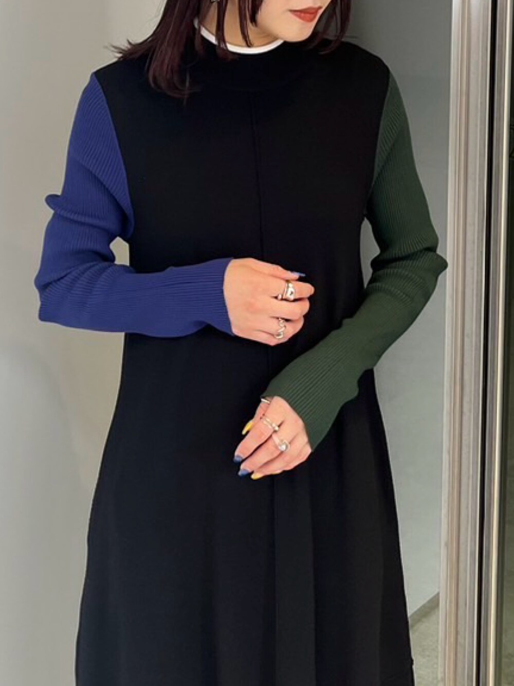 ブラック系のワンピース、シルバー系のブーツを着用したレディースの冬コーディネートの3枚目の写真