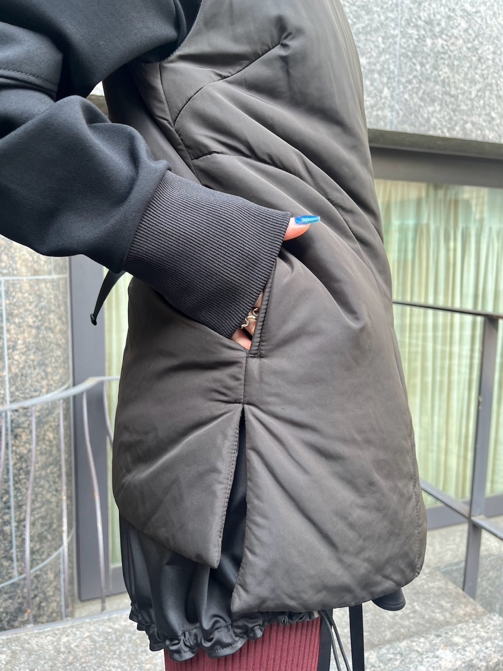 ブラウン系のスカート、ブラック系のTシャツ/カットソー、シルバー系のブーツを着用したレディースの秋コーディネートの6枚目の写真