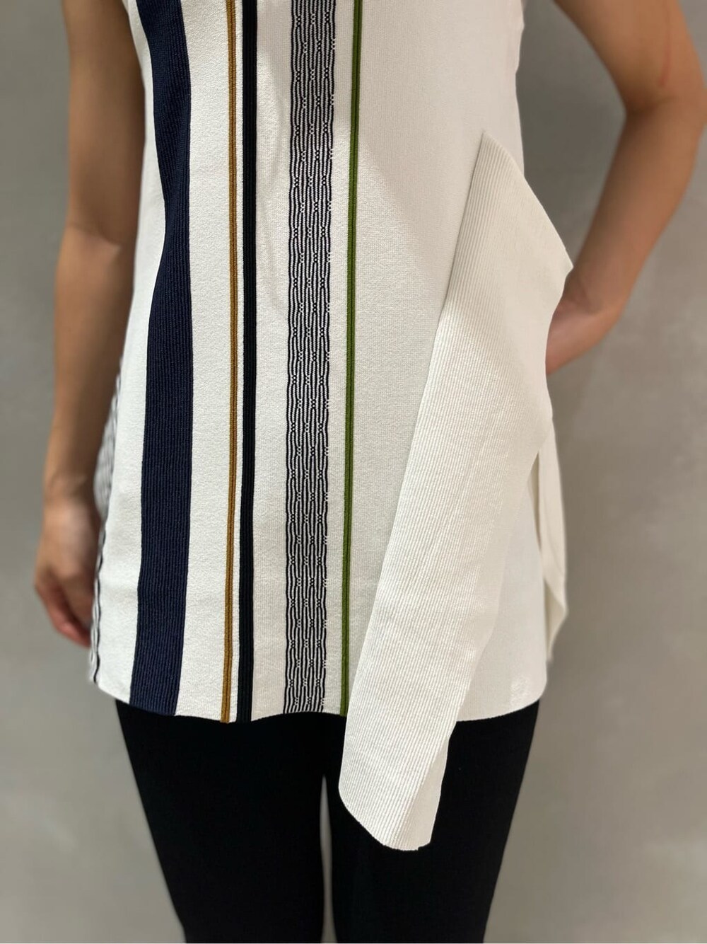 ホワイト系のタンクトップ、ブラック系のその他パンツ、シルバー系のトートバッグを着用したレディースの夏コーディネートの6枚目の写真