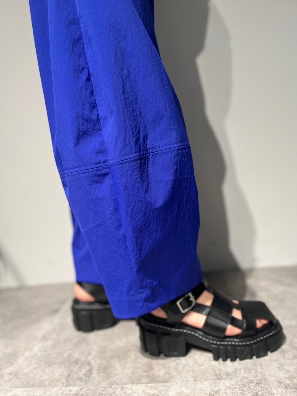 ブルー系のその他パンツ、ブラック系のサンダル、イエロー系のキャミソールを着用したレディースの春コーディネートの7枚目の写真