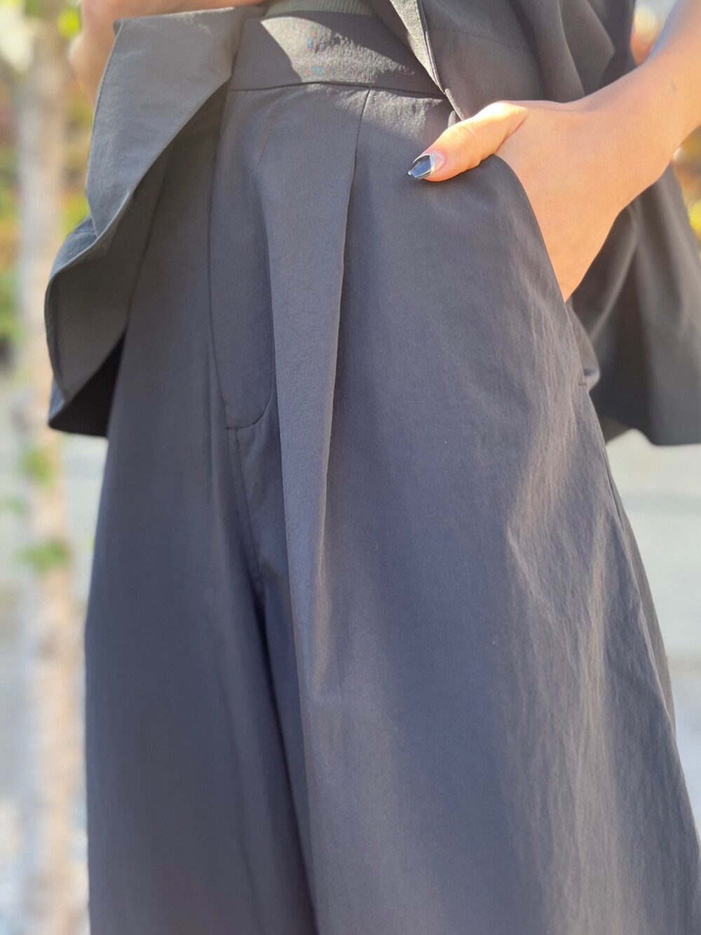 ブラック系のキャミソール、ブラック系のその他パンツ、その他のサンダルを着用したレディースの冬コーディネートの6枚目の写真