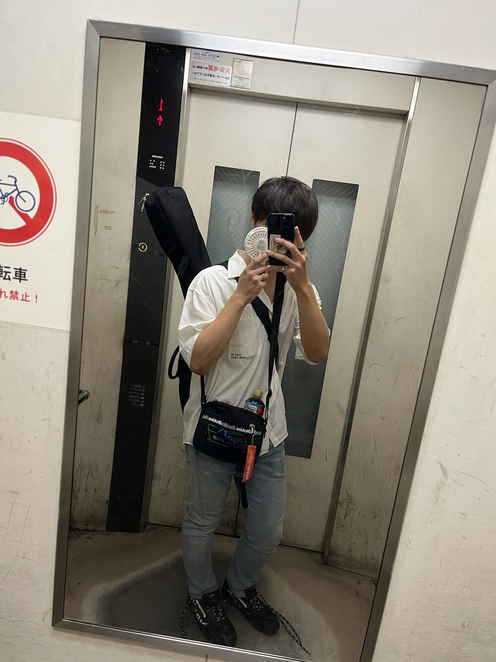 ホワイト系のシャツ/ブラウス、ブラック系のボディバッグ/ウエストポーチ、ホワイト系のデニムパンツを着用したメンズの夏コーディネートの2枚目の写真