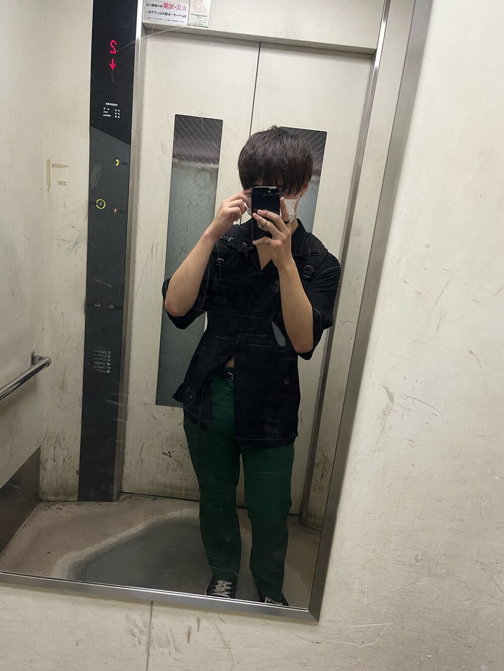 グリーン系のスラックスを着用したメンズの夏コーディネートの2枚目の写真