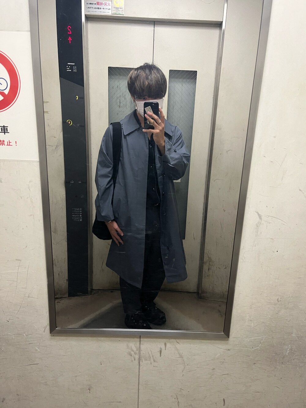 ブルー系のダウンジャケット/コートを着用したメンズの秋コーディネートの2枚目の写真