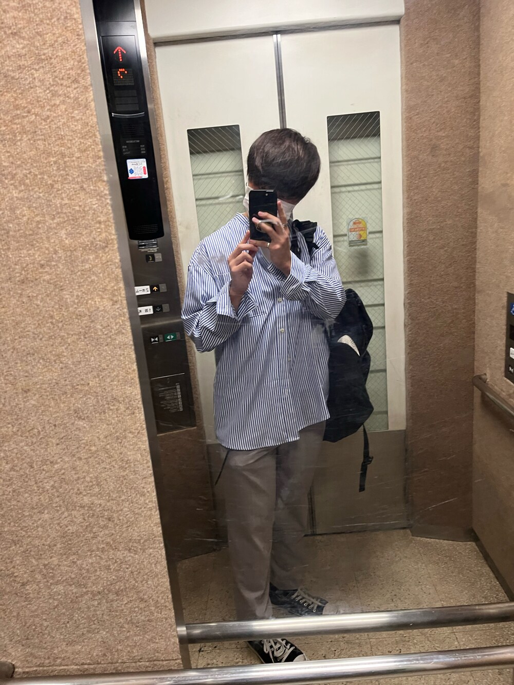 ブルー系のシャツ/ブラウス、ベージュ系のスラックス、ホワイト系のTシャツ/カットソーを着用したメンズの夏コーディネートの2枚目の写真