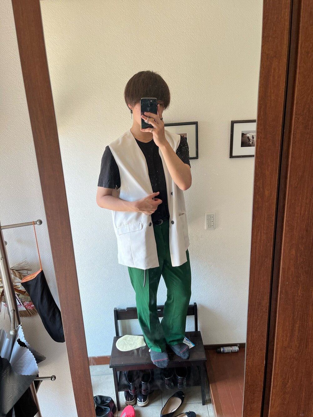 ブラック系のTシャツ/カットソー、グリーン系のスラックスを着用したメンズの夏コーディネートの2枚目の写真