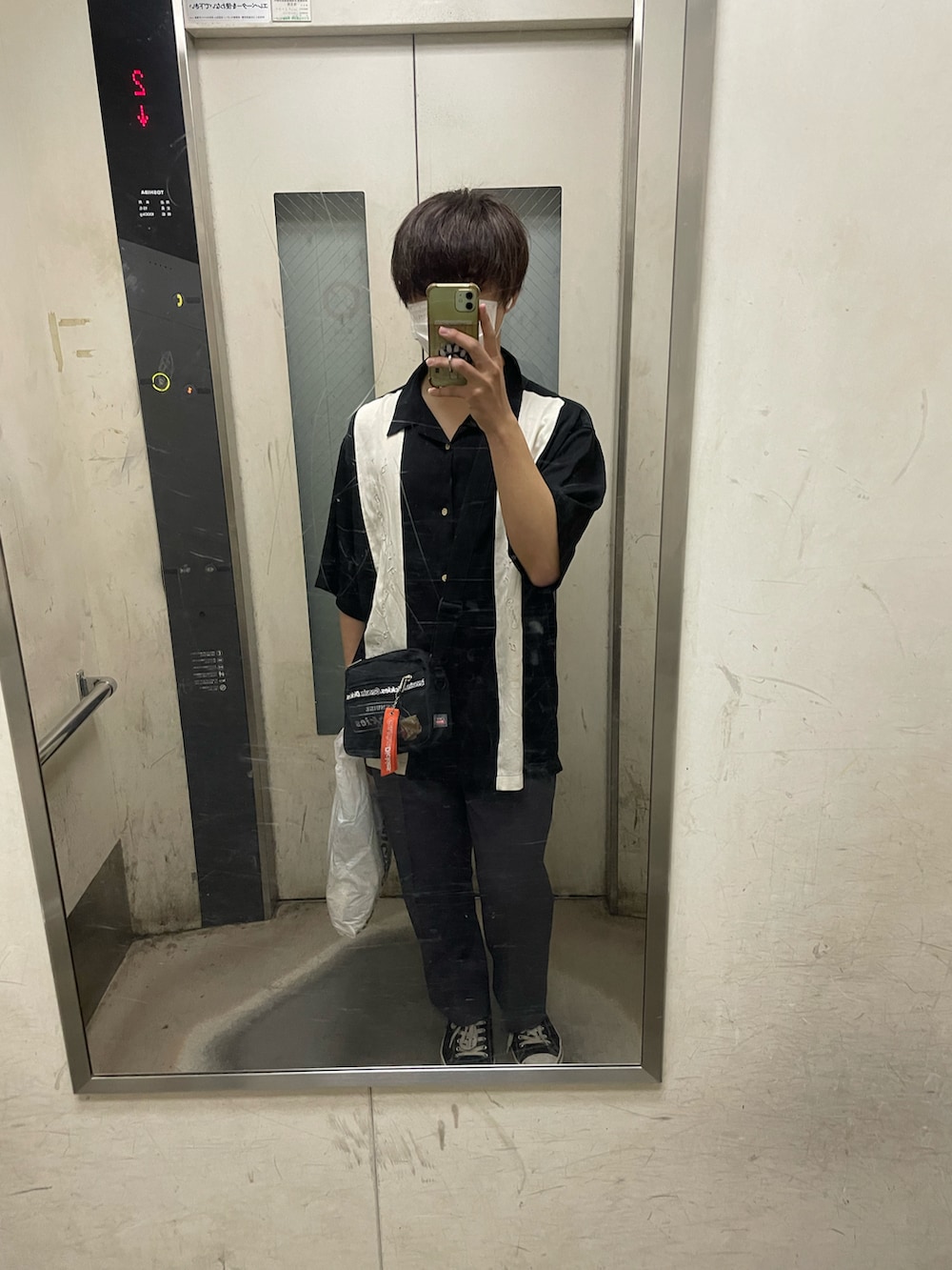 ブラック系のシャツ/ブラウス、パープル系のスラックス、ブラック系のボディバッグ/ウエストポーチを着用したメンズの夏コーディネートの2枚目の写真