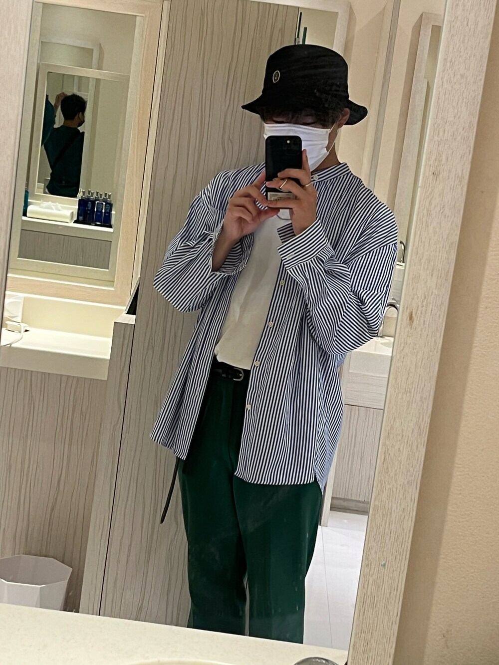 ブルー系のシャツ/ブラウス、ブラック系の帽子を着用したメンズの秋コーディネートの2枚目の写真