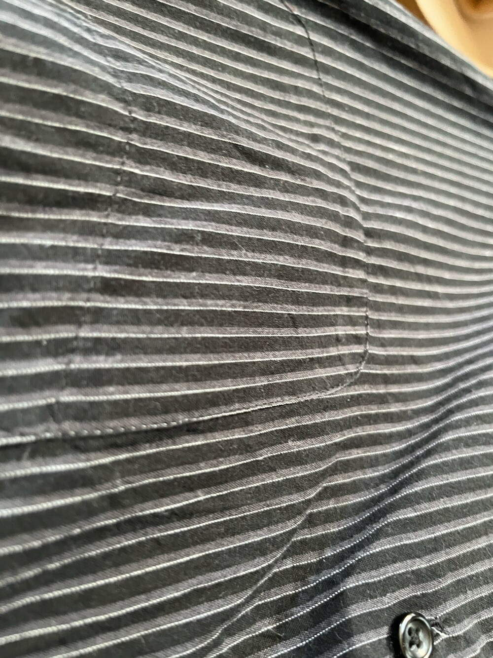 ブラック系のシャツ/ブラウス、ブラウン系のスラックスを着用したメンズの秋コーディネートの2枚目の写真