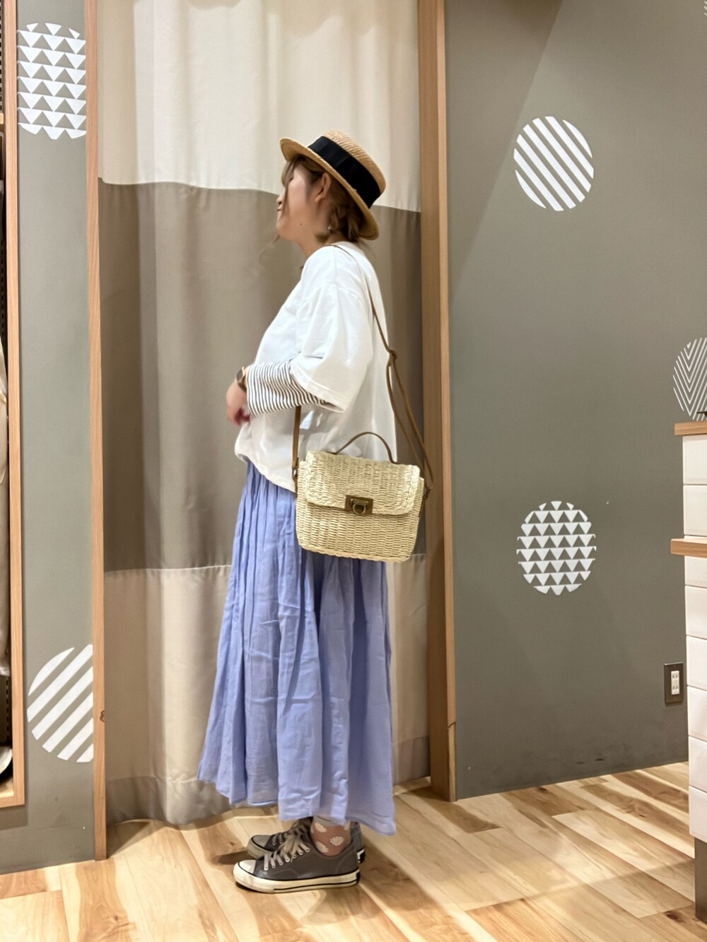「サマンサ モスモス(Samansa Mos2)、サマンサモスモスブルー、blue、夏コーデ、雨の日コーデ、オトナカジュアル、お出かけコーデ、スニーカー、大人可愛い、ゆったりコーデ」｜「Samansa Mos2 blueのボイルギャザースカーチョ（その他パンツ、ブルー系）」を使った、もっちゃんさん（レディース・163cm）の春コーディネートの2枚目の写真