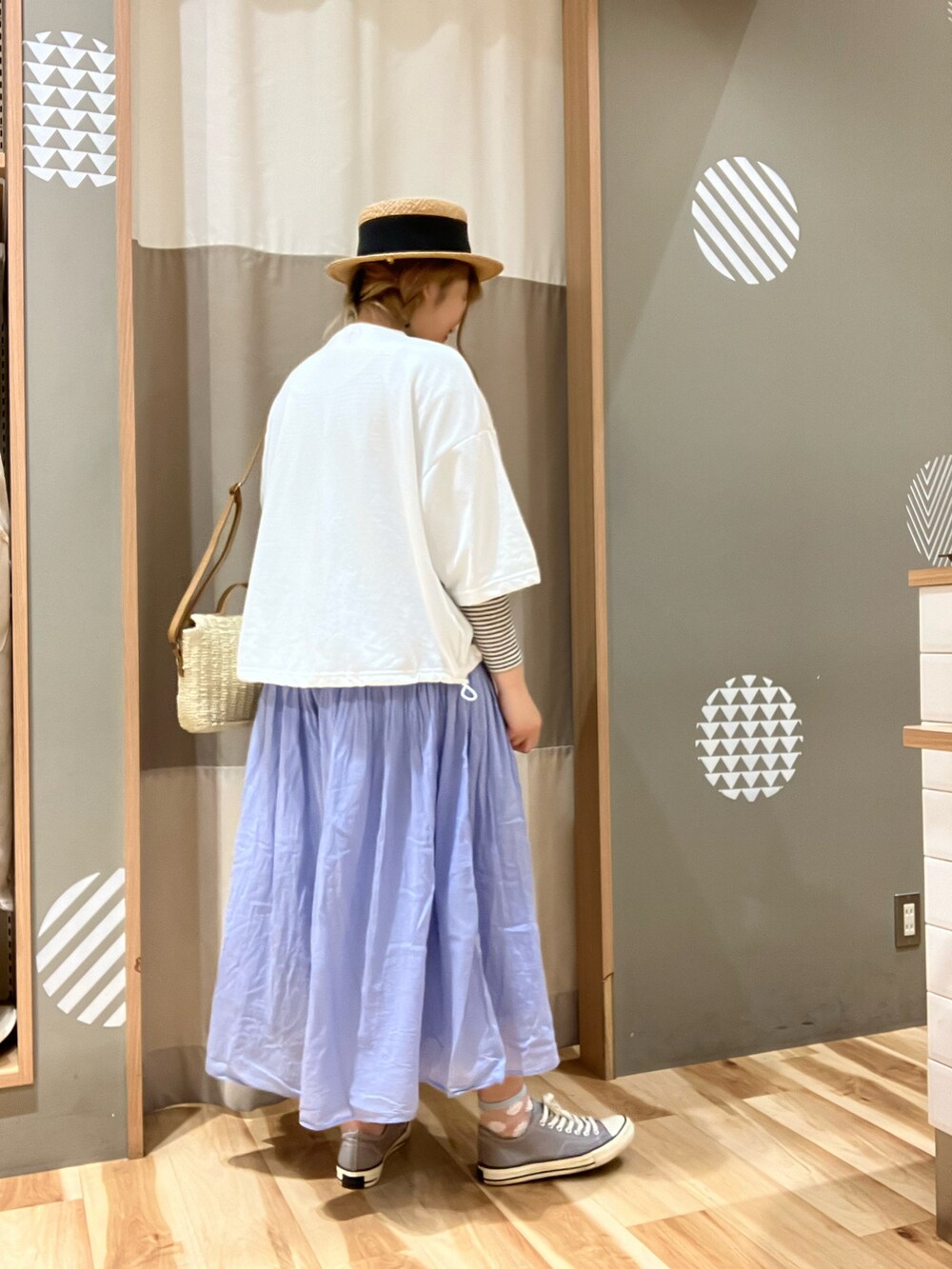 「サマンサ モスモス(Samansa Mos2)、サマンサモスモスブルー、blue、夏コーデ、雨の日コーデ、オトナカジュアル、お出かけコーデ、スニーカー、大人可愛い、ゆったりコーデ」｜「Samansa Mos2 blueのボイルギャザースカーチョ（その他パンツ、ブルー系）」を使った、もっちゃんさん（レディース・163cm）の春コーディネートの4枚目の写真
