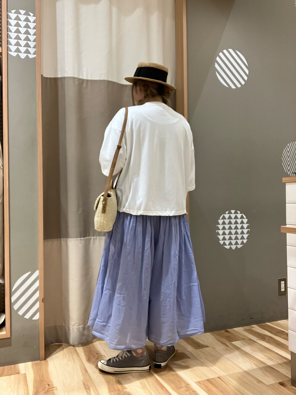 「サマンサ モスモス(Samansa Mos2)、サマンサモスモスブルー、blue、夏コーデ、雨の日コーデ、オトナカジュアル、お出かけコーデ、スニーカー、大人可愛い、ゆったりコーデ」｜「Samansa Mos2 blueのボイルギャザースカーチョ（その他パンツ、ブルー系）」を使った、もっちゃんさん（レディース・163cm）の春コーディネートの3枚目の写真