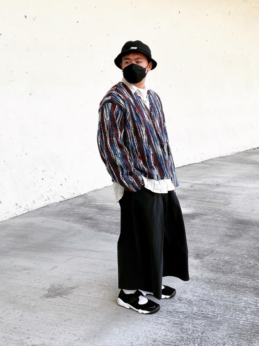 その他のジャケット/アウター、ホワイト系のシャツ/ブラウス、ブラック系のパンツを着用したメンズの春コーディネートの2枚目の写真