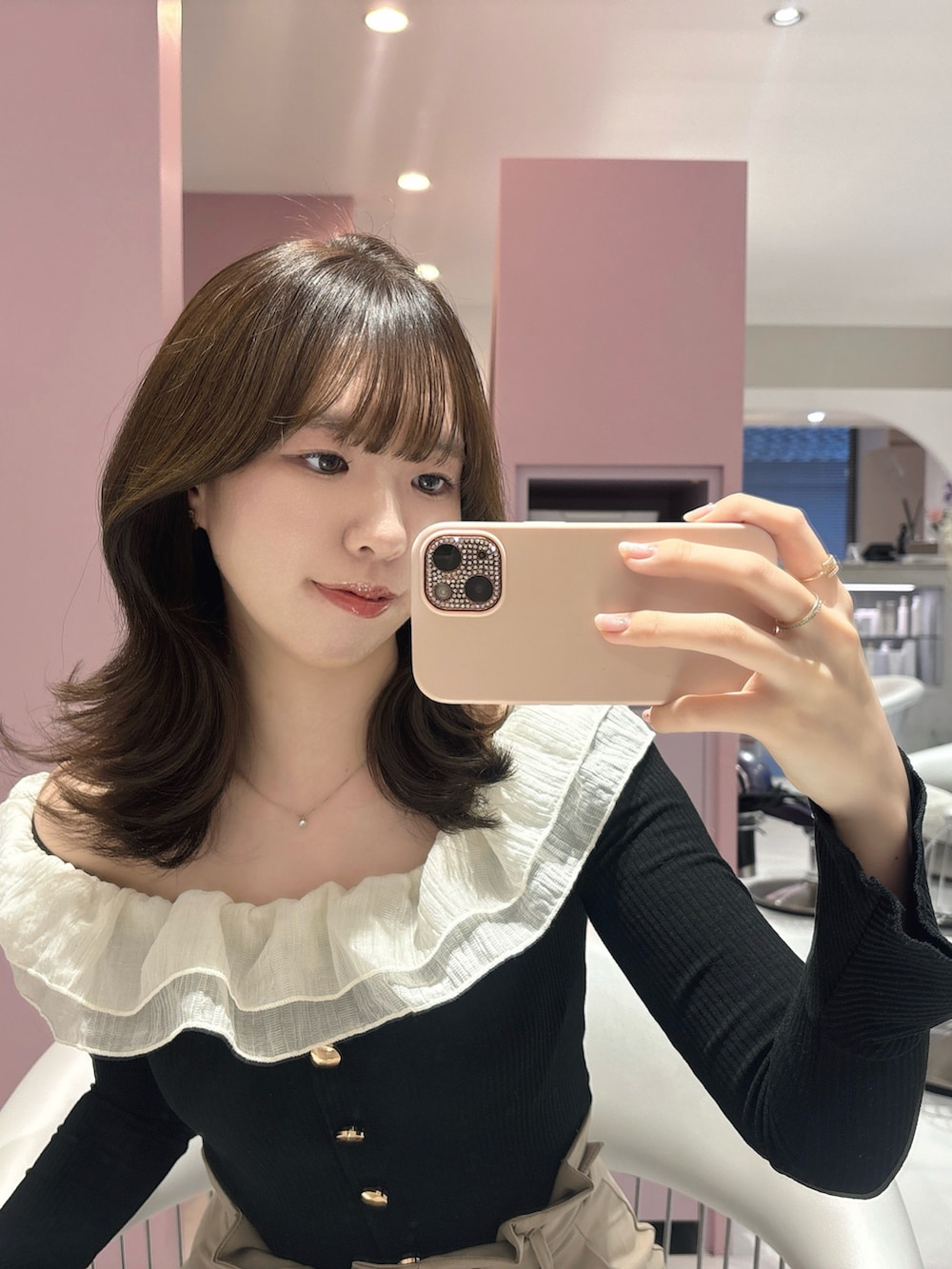 ベージュ系のスカート、ブラック系のトップス、その他のその他を着用したレディースの秋コーディネートの2枚目の写真