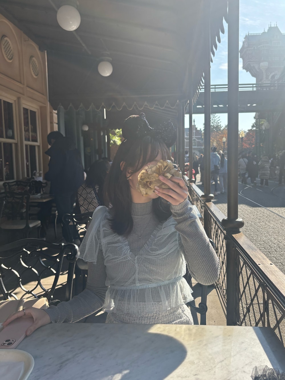 グレー系のニット/セーター、ベージュ系のショルダーバッグ、その他のスカートを着用したレディースの冬コーディネートの3枚目の写真