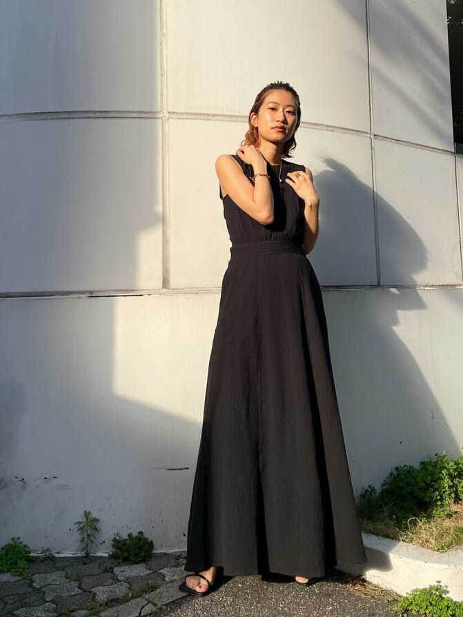 ブラック系のワンピース、ベージュ系のタンクトップを着用したレディースの夏コーディネートの3枚目の写真
