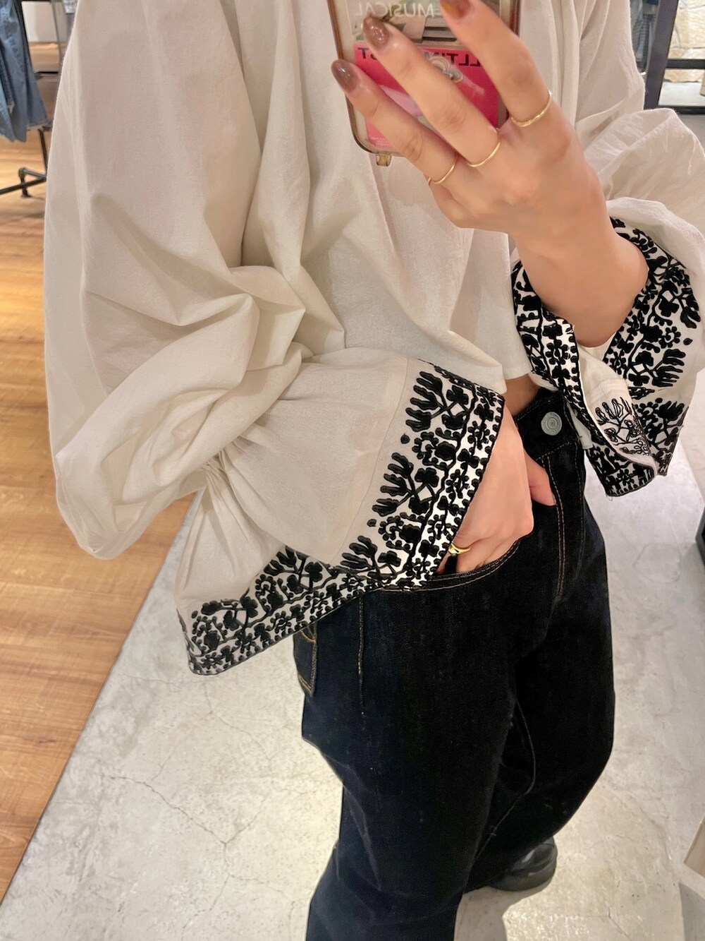 ブルー系のデニムパンツ、ブラック系のブーツ、ホワイト系のシャツ/ブラウスを着用したレディースの春コーディネートの5枚目の写真