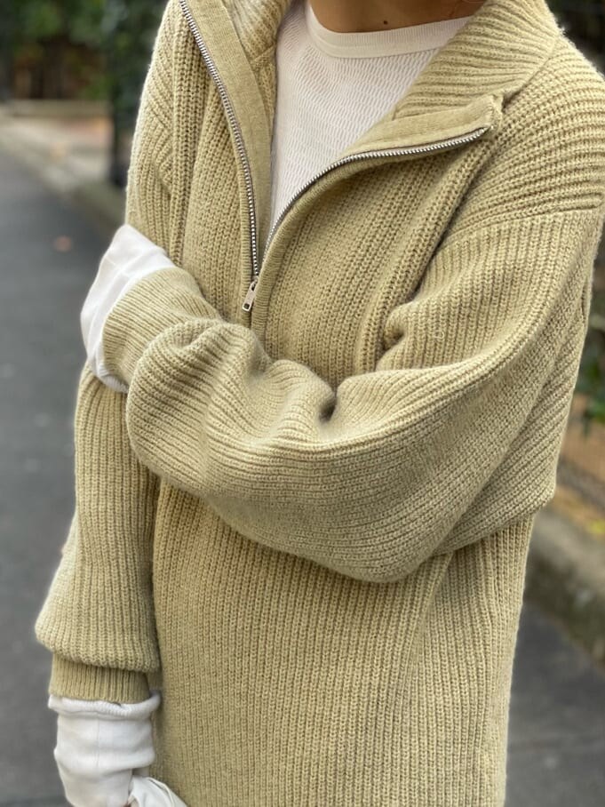 ブラウン系のブルゾン、グリーン系のワンピース、ホワイト系のエコバッグ/サブバッグを着用したレディースの冬コーディネートの7枚目の写真