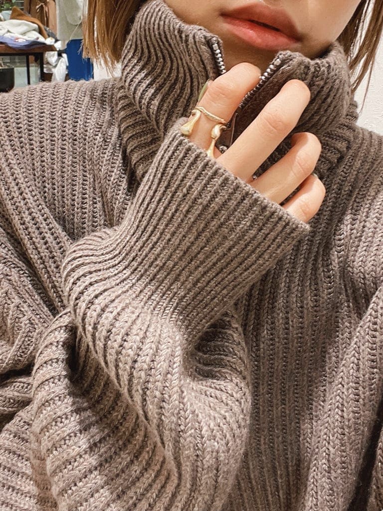 ブラック系のデニムパンツ、ブラウン系のニット/セーターを着用したレディースの秋コーディネートの3枚目の写真