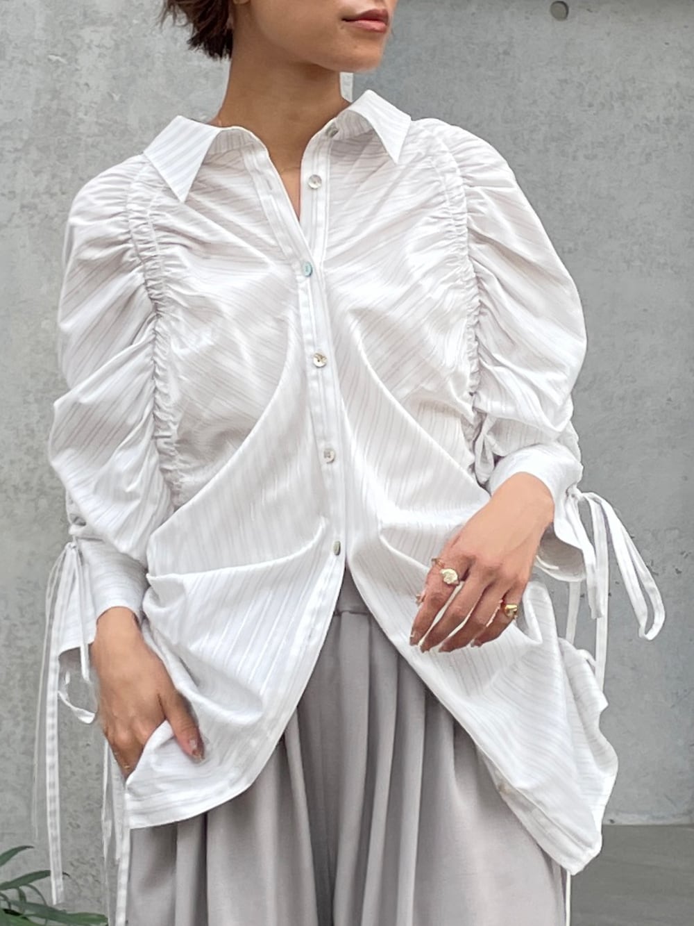 ホワイト系のシャツ/ブラウス、グレー系のその他パンツを着用したレディースの春コーディネートの2枚目の写真