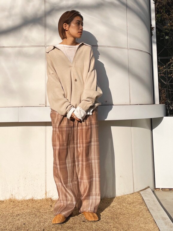 ブラウン系のその他シューズ、ベージュ系のニット/セーター、ホワイト系のTシャツ/カットソーを着用したレディースの冬コーディネートの2枚目の写真