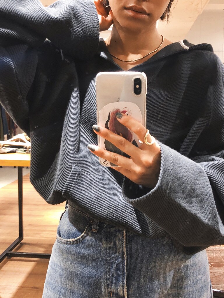 グレー系のスウェット、ブルー系のデニムパンツ、イエロー系のその他パンツを着用したレディースの秋コーディネートの2枚目の写真