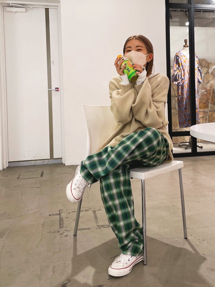 グリーン系のその他パンツ、グリーン系のニット/セーターを着用したレディースの秋コーディネートの2枚目の写真