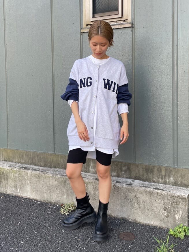 ブルー系のカーディガン/ボレロ、ホワイト系のTシャツ/カットソー、ブラック系のその他パンツを着用したレディースの秋コーディネートの5枚目の写真