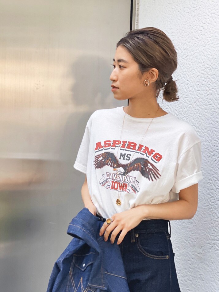 ブルー系のシャツ/ブラウス、ホワイト系のTシャツ/カットソーを着用したレディースの春コーディネートの2枚目の写真