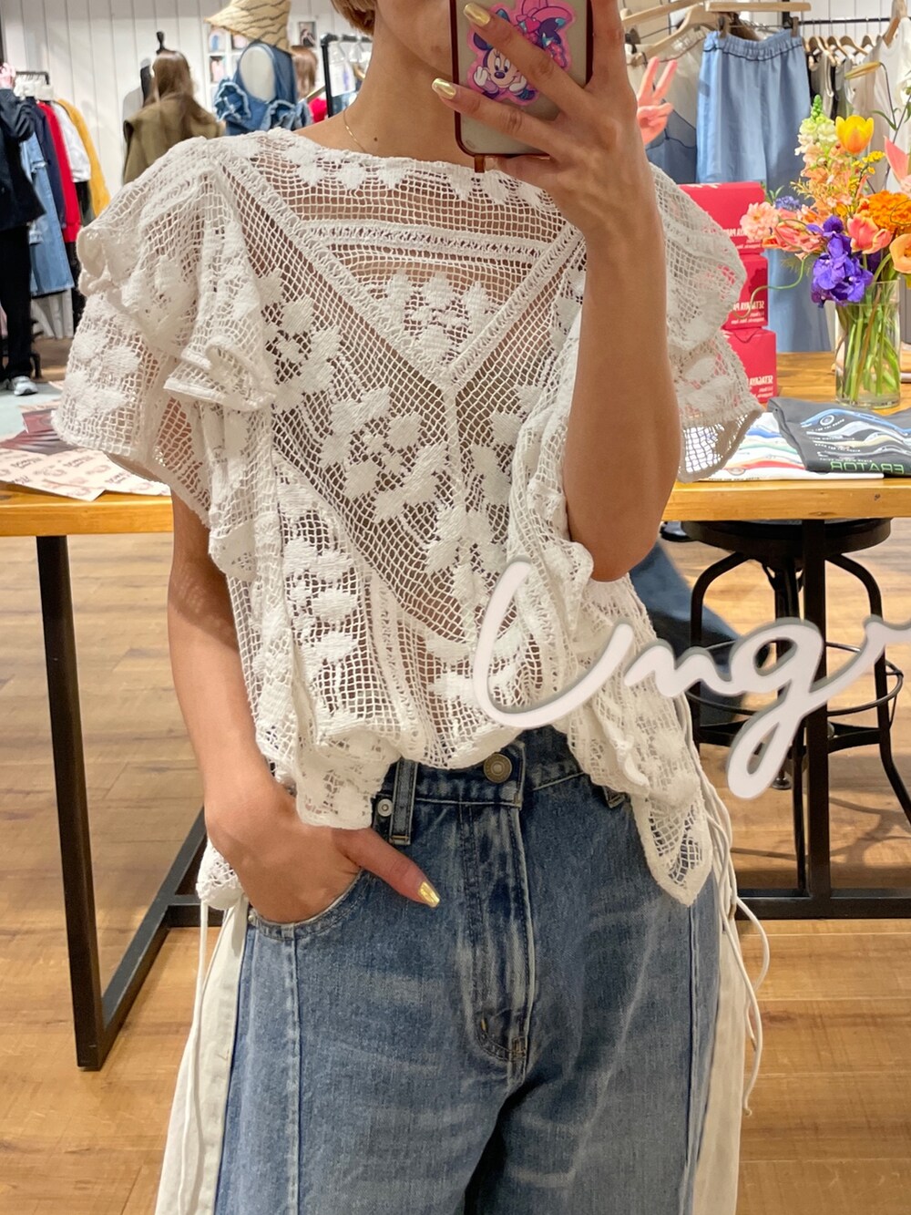 ブルー系のデニムパンツ、ホワイト系のシャツ/ブラウスを着用したレディースの春コーディネートの2枚目の写真