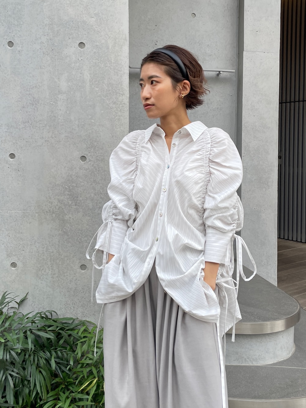 ホワイト系のシャツ/ブラウス、グレー系のその他パンツを着用したレディースの春コーディネートの7枚目の写真