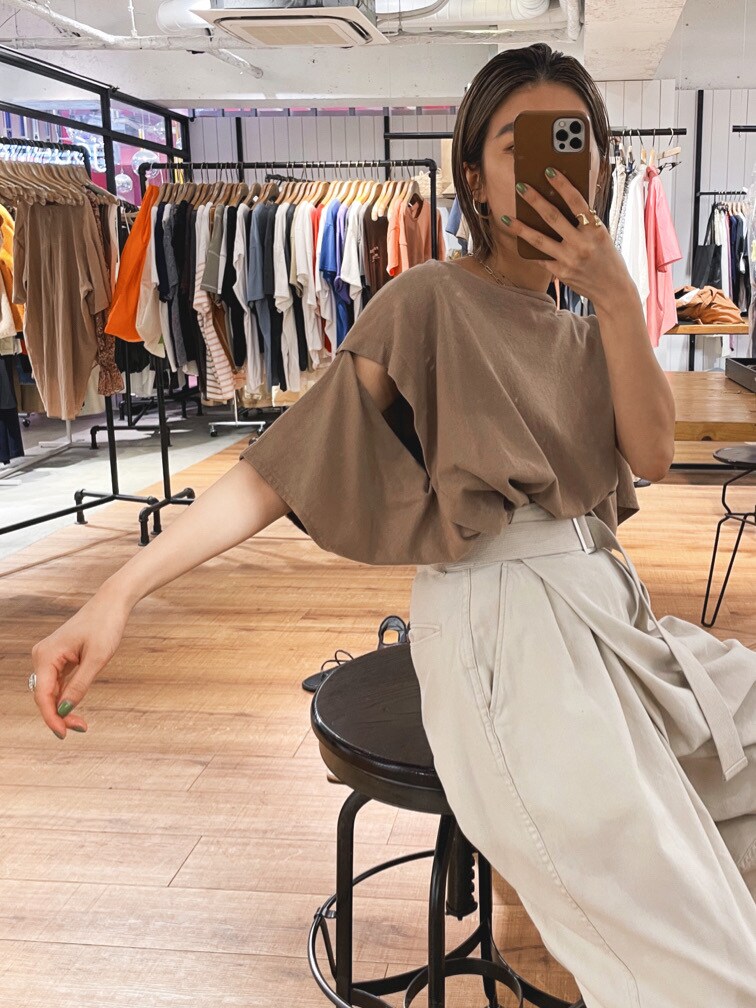 ベージュ系のTシャツ/カットソー、ホワイト系のその他パンツ、ホワイト系のサンダルを着用したレディースの春コーディネートの6枚目の写真