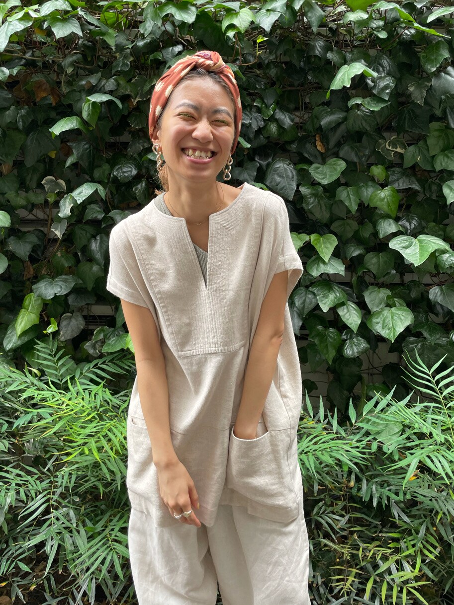 オレンジ系のサンダル、ホワイト系のシャツ/ブラウス、ホワイト系のその他パンツを着用したレディースの夏コーディネートの6枚目の写真