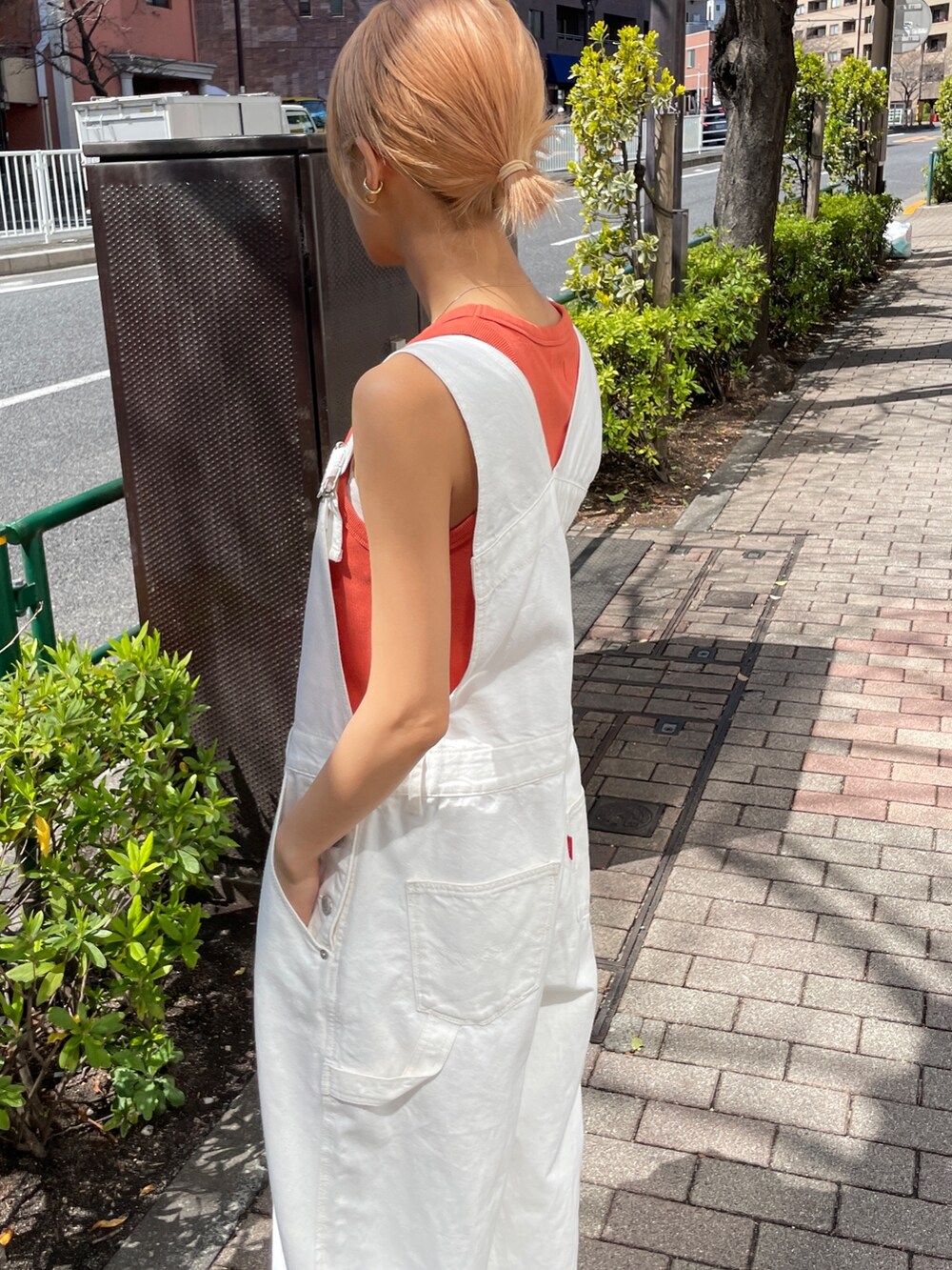 ホワイト系のつなぎ/オールインワン、オレンジ系のタンクトップ、ホワイト系のシャツ/ブラウスを着用したレディースの春コーディネートの5枚目の写真