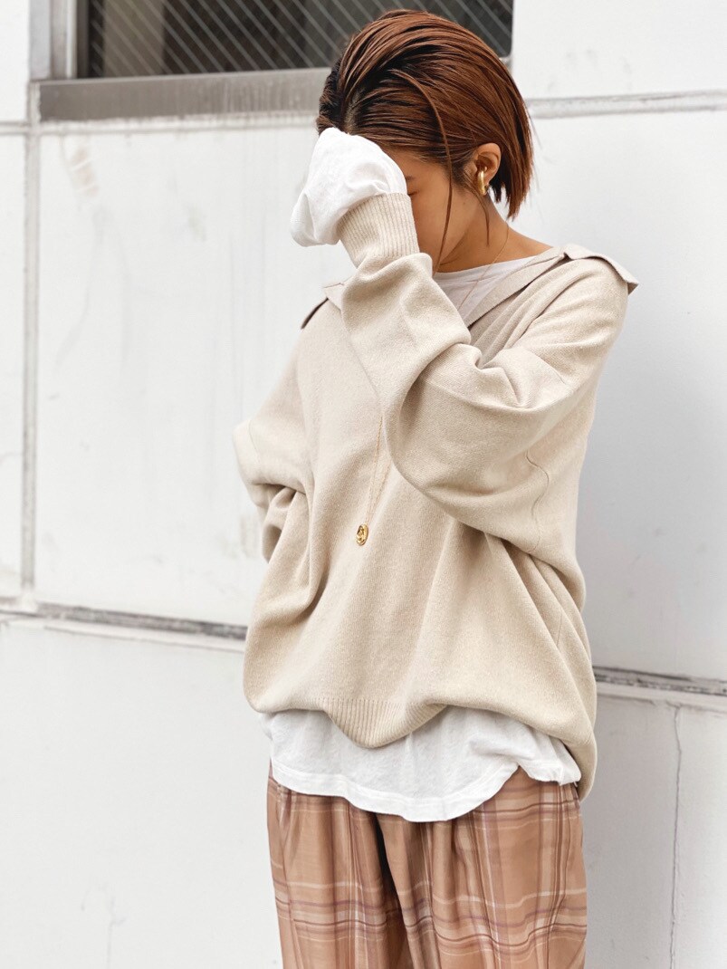 ブラウン系のその他シューズ、ベージュ系のニット/セーター、ホワイト系のTシャツ/カットソーを着用したレディースの冬コーディネートの4枚目の写真