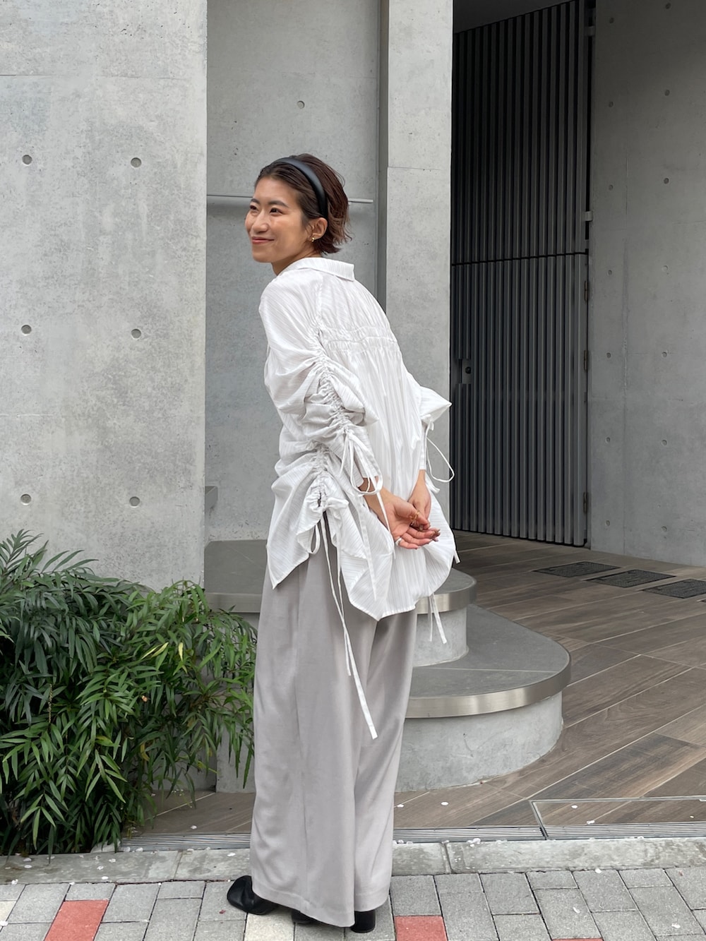 ホワイト系のシャツ/ブラウス、グレー系のその他パンツを着用したレディースの春コーディネートの6枚目の写真