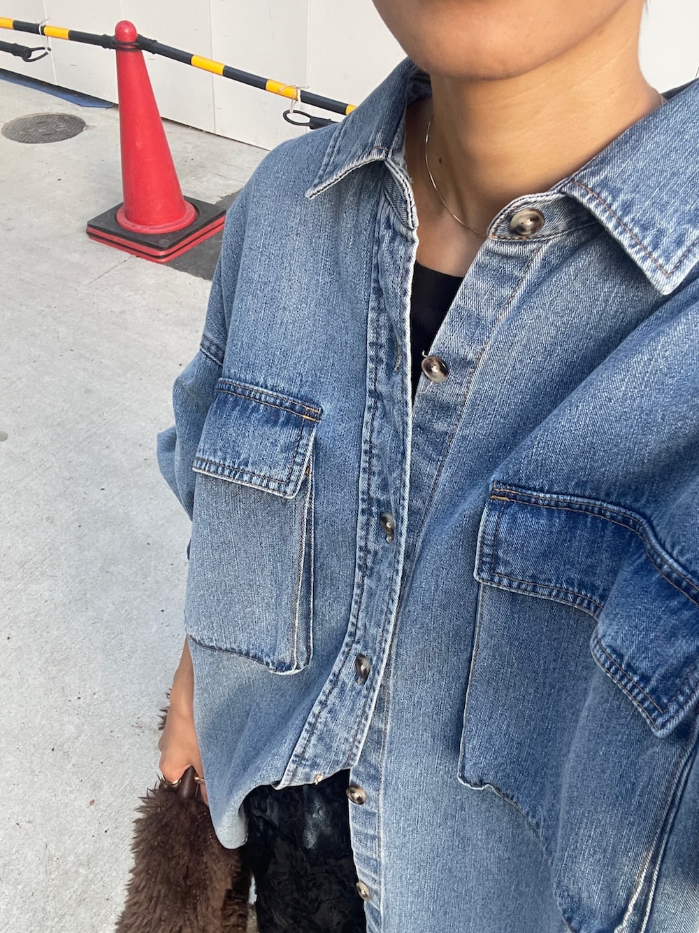 ブルー系のシャツ/ブラウス、ブラック系のスカートを着用したレディースの秋コーディネートの7枚目の写真