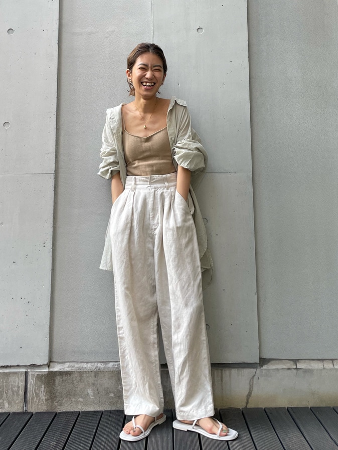 ホワイト系のその他パンツ、グリーン系のシャツ/ブラウス、ホワイト系のサンダルを着用したレディースの春コーディネートの5枚目の写真